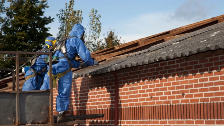 Gecertificeerd asbestdeskundige voert een inspectie uit voor de opmaak van een asbestattest in een Vlaamse woning