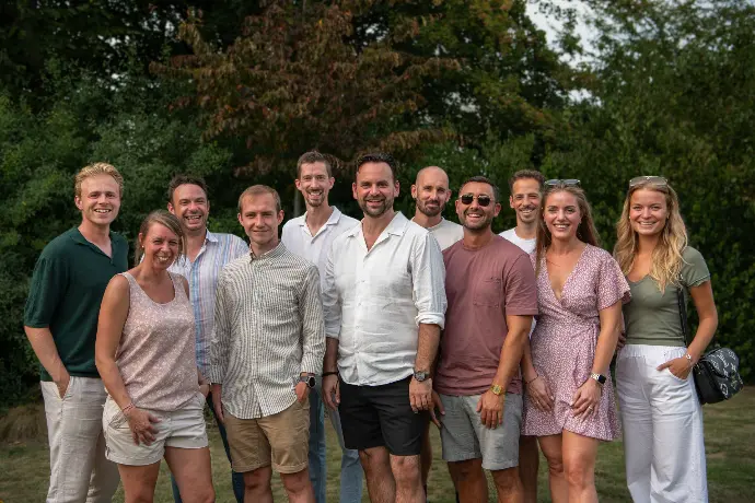 Het team poserend voor portret tijdens een team uitje