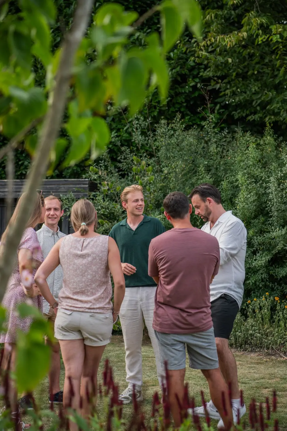 Het team in gesprek tijdens een team uitje